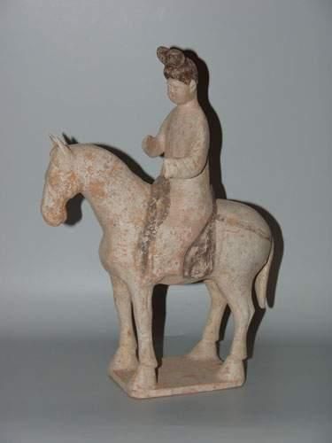 null TANG (618 - 907 ap. J.C.)
Fat Lady à cheval.
En terre cuite à engobe et polychromie.
H...