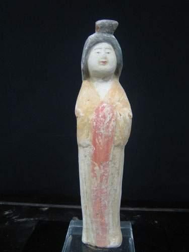 null TANG (618 - 907 ap. J.C.)
Fat Lady debout aux mains jointes.
En terre cuite...