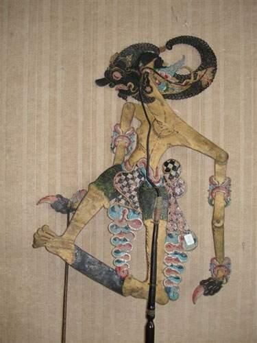 null INDONESIE
Marionnette d'ombre du Wayang Kulit.
En peau de buffle polychrome...