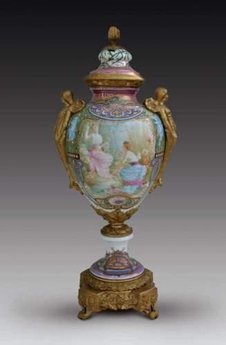 null Vase en porcelaine blanche et or à décor irisé de deux réserves polychromes...