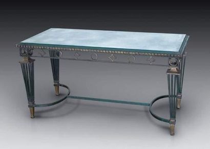 null Gilbert POILLERAT 1902 - 1988 (attribué à)
Table en ferronnerie patinée. Pieds-fuseaux...
