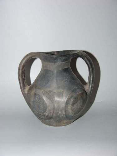 null HAN (206 av. J.C. - 220 ap. J.C.)
Vase « Guan » à deux anses et à décor de spirales.
En...