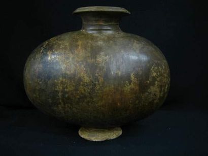 null HAN (206 av. J.C. - 220 ap. J.C.)
Vase « Cocon » à décor de cercles concentriques.
En...