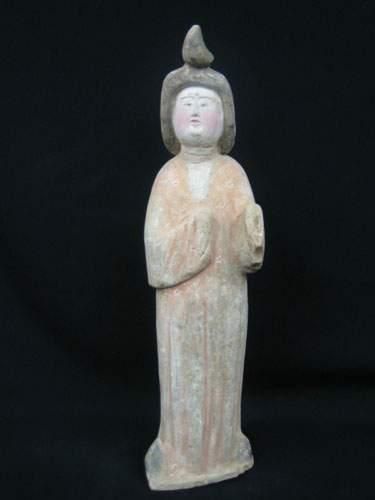 null TANG (618 - 907 ap. J.C.)
Fat Lady debout, aux mains jointes.
En terre cuite...