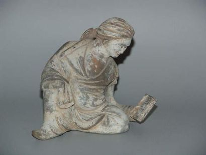 null HAN (206 av. J.C. - 220 ap. J.C.)
Servante assise, tenant un livre dans la main...