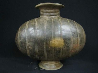 null HAN (206 av. J.C. - 220 ap. J.C.)
Vase « Cocon » à décor de cercles
En terre...
