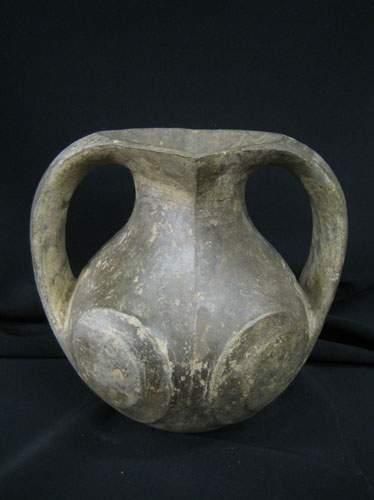 null HAN (206 av. J.C. - 220 ap. J.C.)
Vase « Guan » à deux larges anses, à décor...