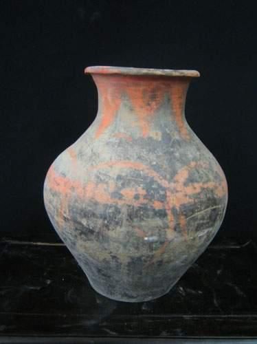 null HAN (206 av. J.C. - 220 ap. J.C.)
Vase « Hu » en terre cuite grise à engobe...