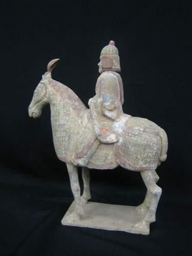 null WEI (386 - 557 ap. J.C.)
Guerrier sur son cheval caparaçonné
En terre cuite...