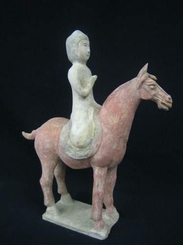 null QI DU NORD (550 - 577 ap. J.C.)
Guerrier sur son cheval
En terre cuite ocre...