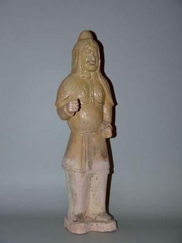 null SUI (589 - 618 ap. J.C.)
Guerrier debout en armure
En terre cuite à glaçure...