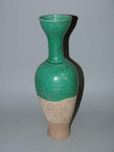 null TANG(618 - 907 ap. J.C.)
Vase en terre cuite à glaçure verte
H : 32,5 cm. 
Test...