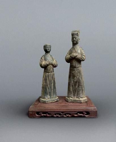 null YUAN (1279 - 1368 ap. J.C.)
Dignitaire debout accompagné d'une jeune femme
En...