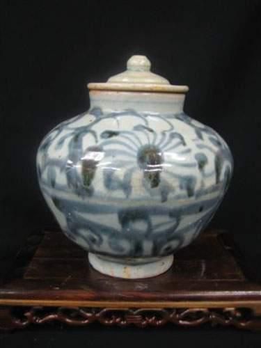 null MING (1368 - 1643 ap. J.C.)
Jarre avec couvercle
En porcelaine bleu blanc à...