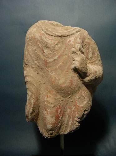 null ART GRECO-BOUDDHIQUE DU GANDHARA (Ier - Vème siècle ap. J.C.)
Torse de Bouddha
En...