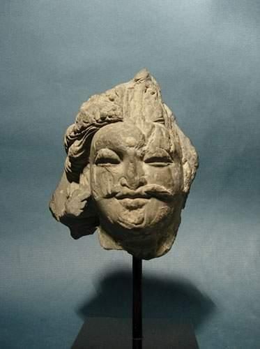 null ART GRECO-BOUDDHIQUE DU GANDHARA (Ier - Vème siècle ap. J.C.)
Tête de Boddhisattva.
En...