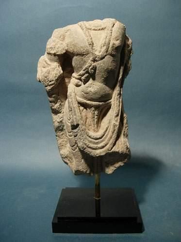null ART GRECO-BOUDDHIQUE DU GANDHARA (Ier - Vème siècle ap. J.C.)
Torse de Bodhisattva.
En...