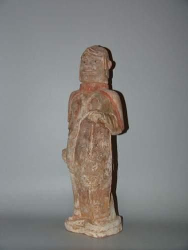 null WEI (386 - 557 ap. J.C.)
Guerrier en armure et tenant à ses pieds un bouclier...