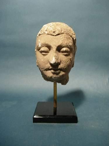 null ART GRECO-BOUDDHIQUE DU GANDHARA (Ier - Vème siècle ap. J.C.)
Tête de Bouddha.
En...