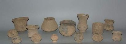 null MEHRGARH (3000 - 2600 av. J.C.)
*Ensemble de quatorze gobelets en terre cuite...
