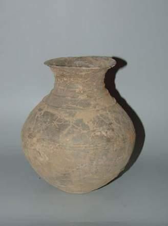 null MEHRGARH (3000 - 2600 av. J.C.)
*Vase globulaire, à la lèvre évasée, en terre...