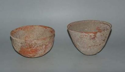 null MEHRGARH (3000 - 2600 av. J.C.)
*Deux bols en terre cuite grise.
H : 7,5 et...