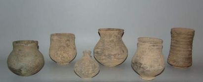 null MEHRGARH (3000 - 2600 av. J.C.)
*Six vases en terre cuite grise.
H : 11,5 à...