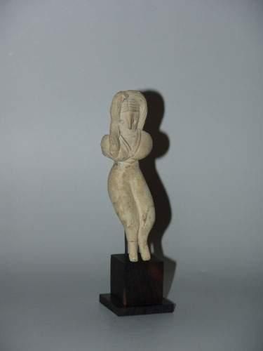 null MEHRGARH (3000 - 2600 av. J.C.)
Idole féminine assise, les bras dissimulés sous...