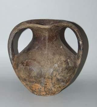 null HAN (206 av. J.C. - 220 ap. J.C.)
Vase « Guan » à deux larges anses.
En terre...