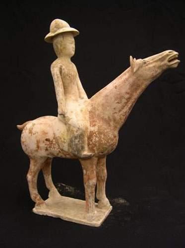 null TANG (618 - 907 ap. J.C.)
Cheval debout au cou tendu, monté par une dame de...