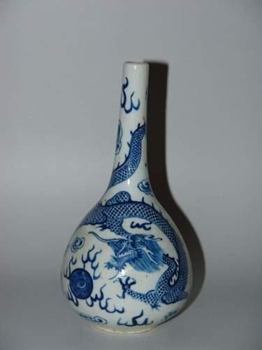 MING (1368 - 1643 ap. J.C.)
Vase en porcelaine...