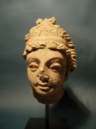null ART GRECO-BOUDDHIQUE DU GANDHARA
Tête de la reine Maya en stuc.
H : 16 cm