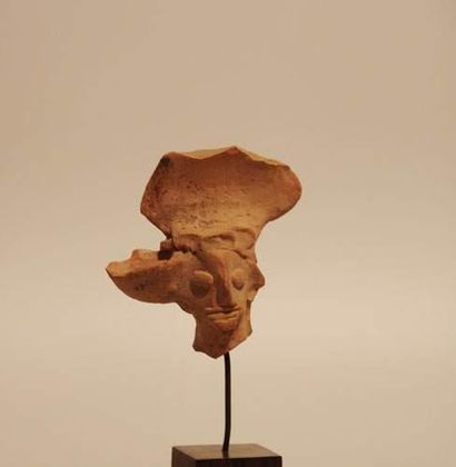null MOHENJO-DARO (3500 - 2000 av. J.C.)
Tête d'idole féminine, à la haute coiffure...