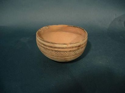null MEHRGARH (3000 - 2600 av. J.C.)
Bol en terre cuite.
D : 10 cm (Usures, restauration...
