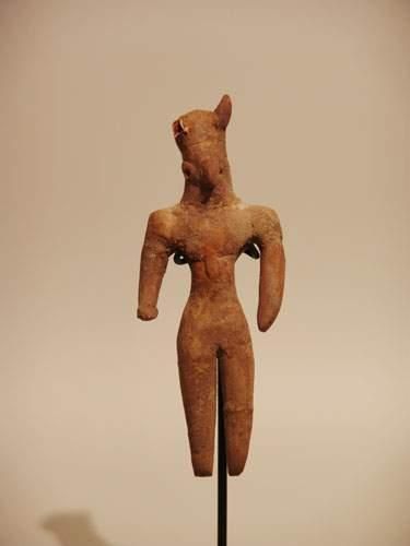 null MEHRGARH (3000 - 2600 av. J.C.)
Idole zoomorphe, les bras le long du corps.
En...