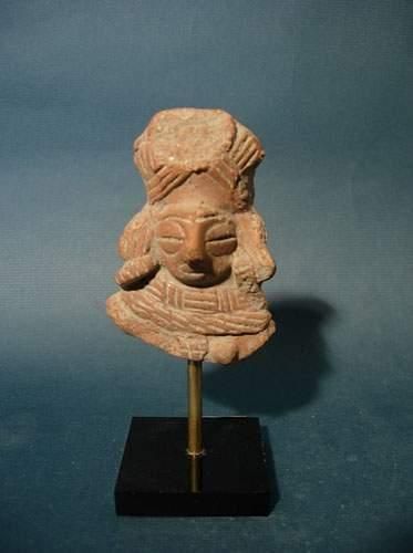 null CHARSADDA (300 av. J.C.)
Buste de déesse-mère en terre cuite.
H : 6,5 cm