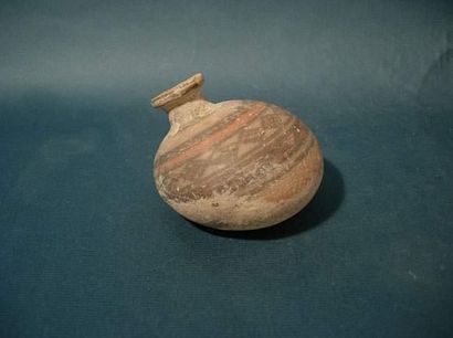 null MEHRGARH (3000 - 2600 av. J.C.)
Vase en terre cuite. (Probablement un biberon).
D...