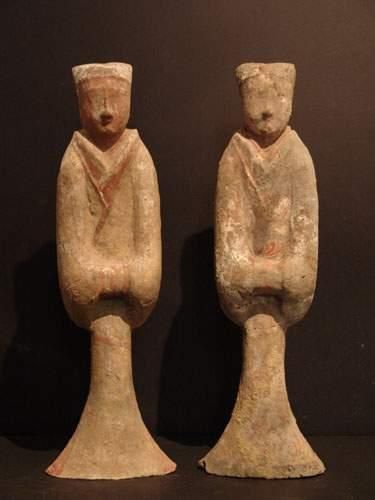 null *HAN (206 av. J.C. - 220 ap. J.C.)
Deux dames de cour debout, les mains jointes...