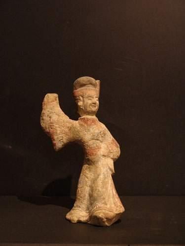 null *HAN (206 av. J.C. - 220 ap. J.C.)
Danseuse en terre cuite à traces de polychromie....
