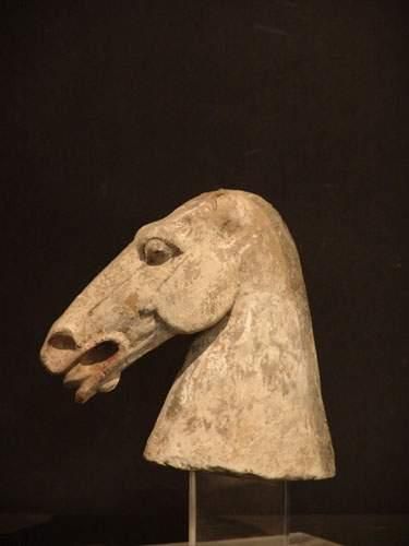 null *HAN (206 av. J.C. - 220 ap. J.C.)
Tête de cheval en terre cuite grise à engobe...