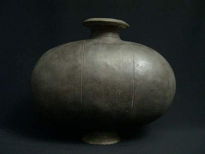 null HAN (206 av. J.C. - 220 ap. J.C.)
Vase « cocon » à décor de cercles, en terre...