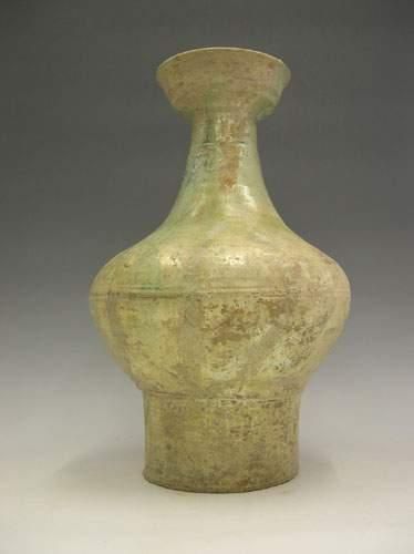 null HAN (206 av. J.C. - 220 ap. J.C.)
Vase « Hu » au col évasé et à décor de lignes.
En...