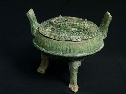 null HAN (206 av. J.C. - 220 ap. J.C.)
Vase « Ding » tripode, à deux anses avec son...