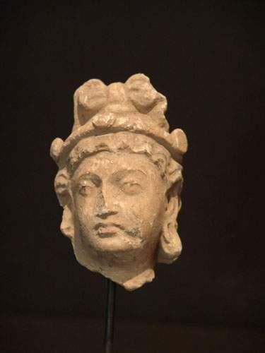 null *ART GRECO-BOUDDHIQUE DU GANDHARA (Ier - Vème siècle ap. J.C.)
Tête féminine...