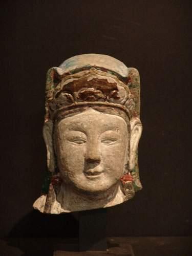 null MING (1368 - 1643 ap. J.C.)
Tête de Kwanin en grés à polychromie.
H : 19 cm