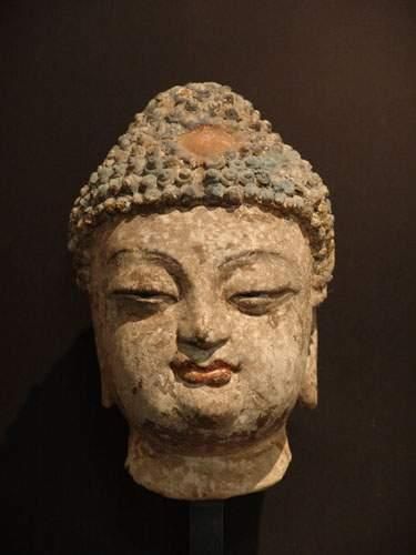 null MING (1368 - 1643 ap. J.C.)
Tête de Bouddha en terre paillée pressée recouverte...