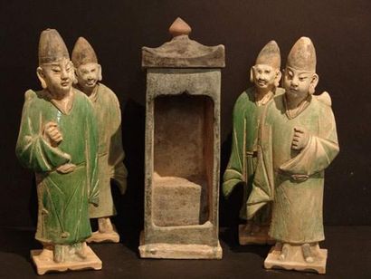null MING (1368 - 1643 ap. J.C.)
Quatre porteurs et un palanquin.
En terre cuite...
