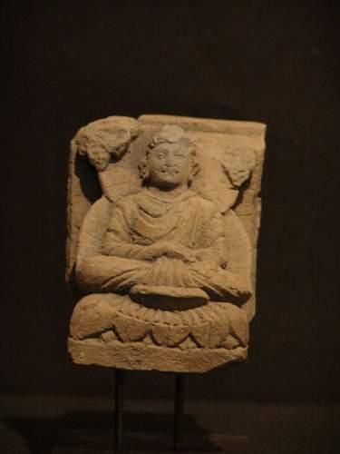 null *ART GRECO-BOUDDHIQUE DU GANDHARA (Ier - Vème siècle ap. J.C.)
Bouddha assis...
