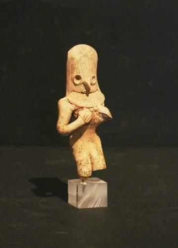 null MEHRGARH (3000 - 2600 av. J.C.)
Idole féminine portant son bébé, en terre cuite.
(Manque...