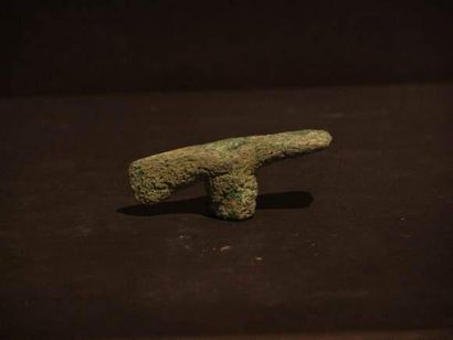 null BACTRIANE (IIe millénaire av. J.C.)
Petite herminette en bronze à patine de...
